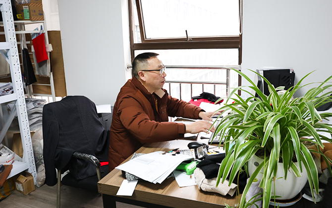 Zheng,-Senior-Technician