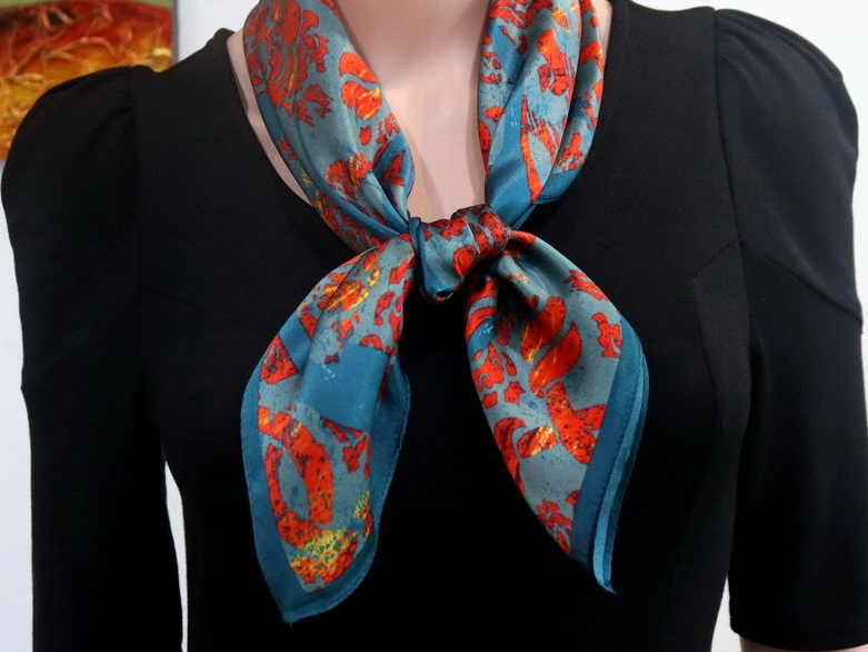 The Difference between Women's Silk Scarves And Traditional Scarves